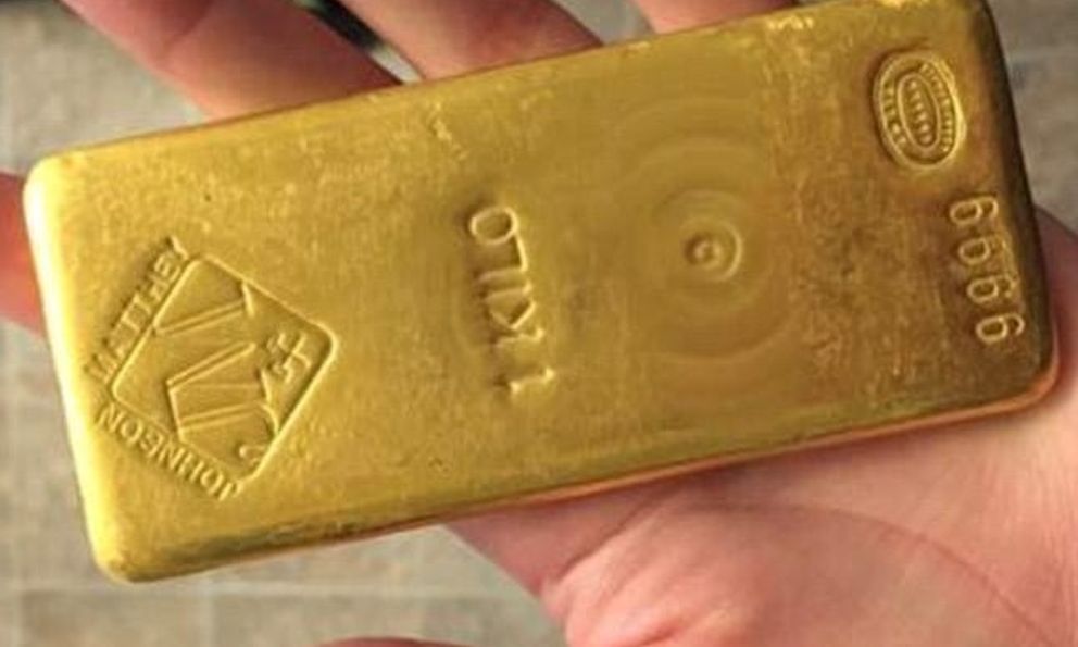 Phát hiện thỏi vàng 1 kg trị giá hơn 4 tỷ đồng dưới bồn tắm, người đàn ông suýt vứt cả ‘kho báu’ vào sọt rác