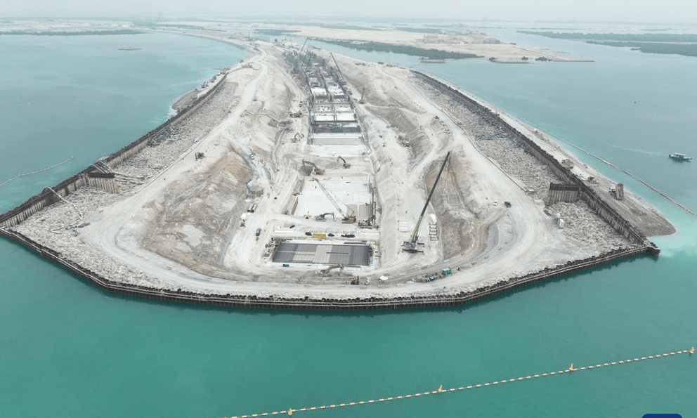 Chưa từng có trên thế giới: Trung Quốc dựng hàng cọc thép khổng lồ thành tấm khiên ngăn nước quây đáy biển, đào hầm nối 2 đảo, kỹ sư ngoại kinh ngạc thán phục