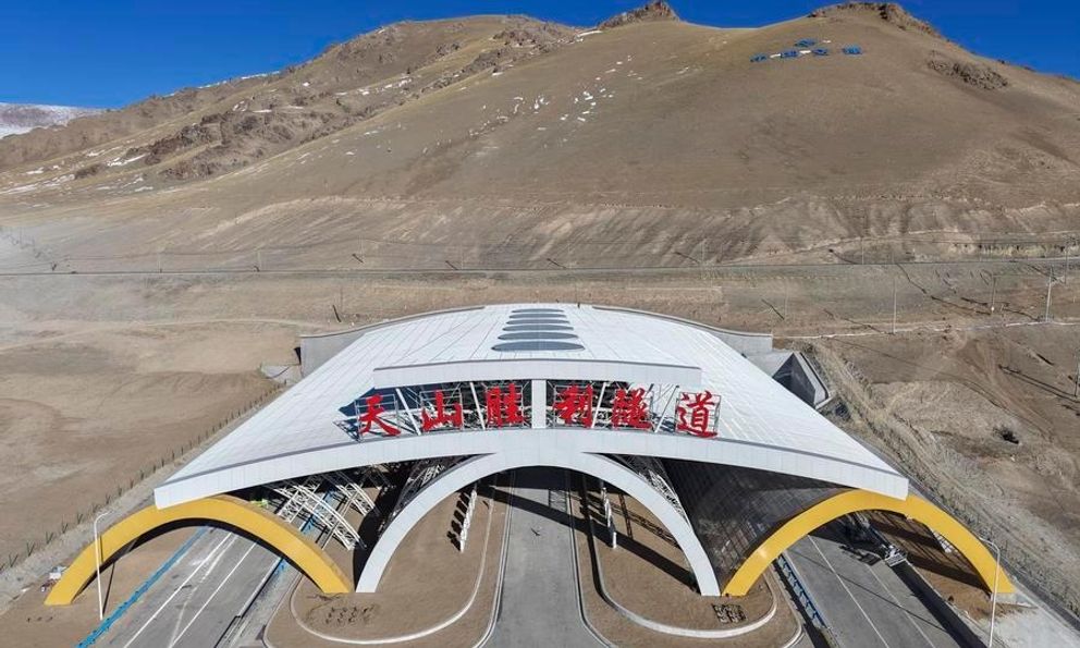 Khoan xuyên núi hơn 22 km, Trung Quốc sắp thông xe đường hầm cao tốc dài nhất thế giới 