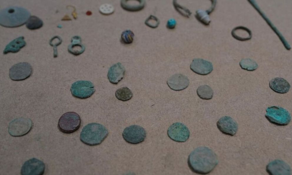 Phát hiện vàng và hàng trăm đồng xu trên đất sau cơn mưa lớn, chính quyền lập tức phong tỏa khu vực, giá trị lớn đến không ngờ