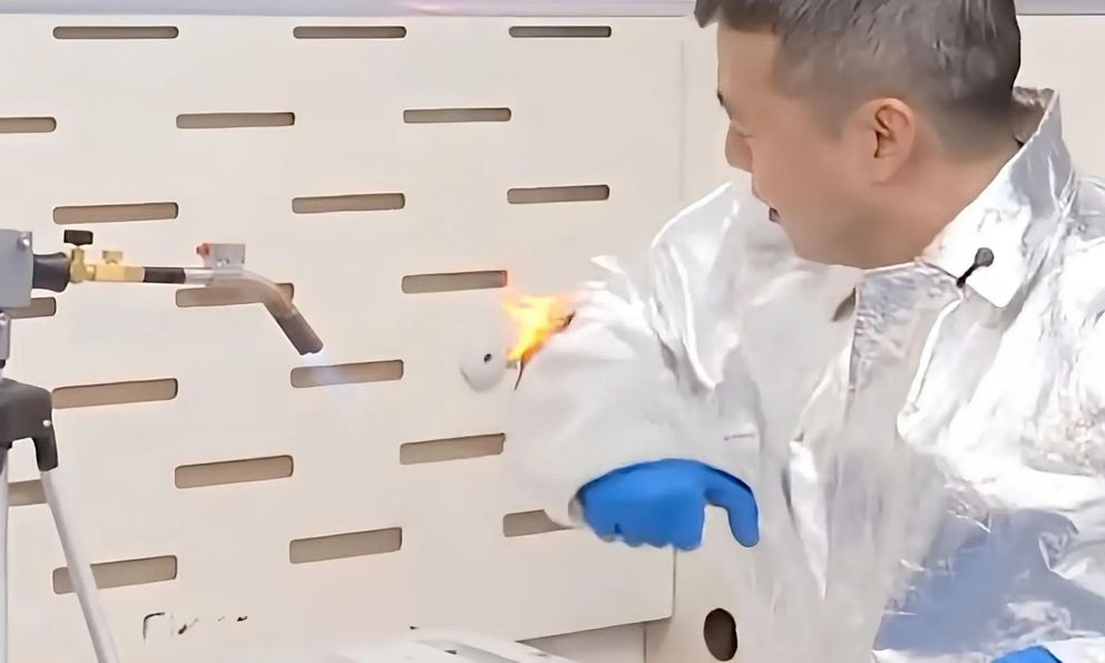 Phát minh của tiến sĩ Trung Quốc khiến thế giới kinh ngạc: Tạo ra vật liệu 'không thể cháy', chịu nhiệt vượt 1.500 độ C, giúp lính cứu hỏa sống sót trong biển lửa