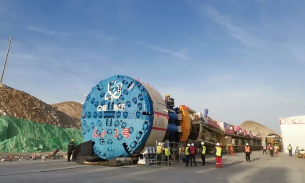 Phát hiện cỗ máy 'quái vật' dài 100 mét, nặng 1.300 tấn âm thầm di chuyển dưới lòng đất sâu 452 mét, hiện thực hóa tham vọng chưa từng có trên thế giới của Trung Quốc
