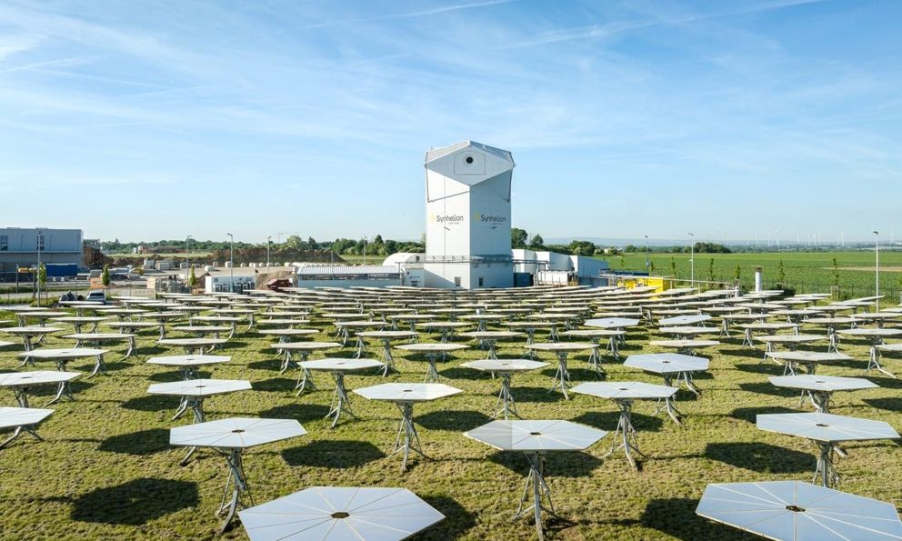 Phát minh của Trung Quốc gây chấn động ngành năng lượng: Dùng chiêu quang hợp như lá cây, biến CO2 và nước thành hoá chất sản xuất xăng, mở ra kỷ nguyên bền vững