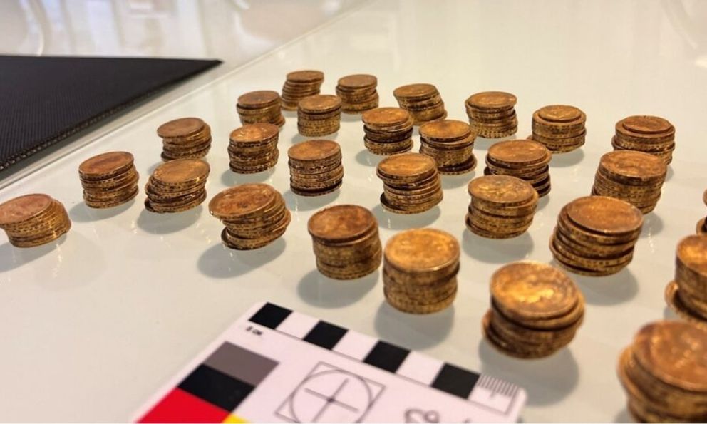 Đào móng ngôi nhà cổ, phát hiện kho báu chứa hơn 400 đồng tiền vàng