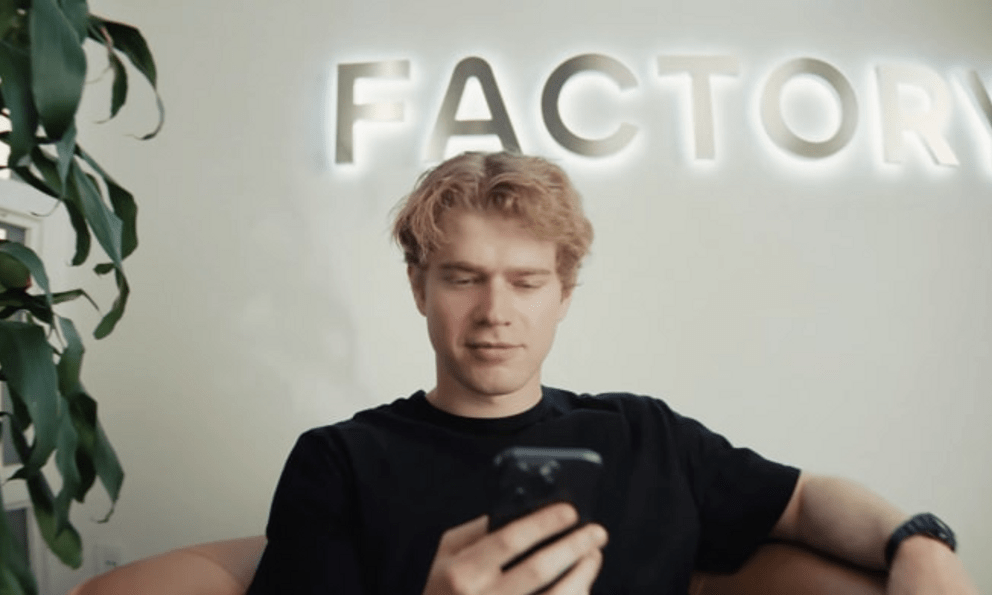 Bỏ học trường danh giá tại Mỹ vì lời thách của nhà đầu tư, người đàn ông này đang xây dựng một ‘đế chế’ tỷ USD, cạnh tranh trực tiếp với Open AI