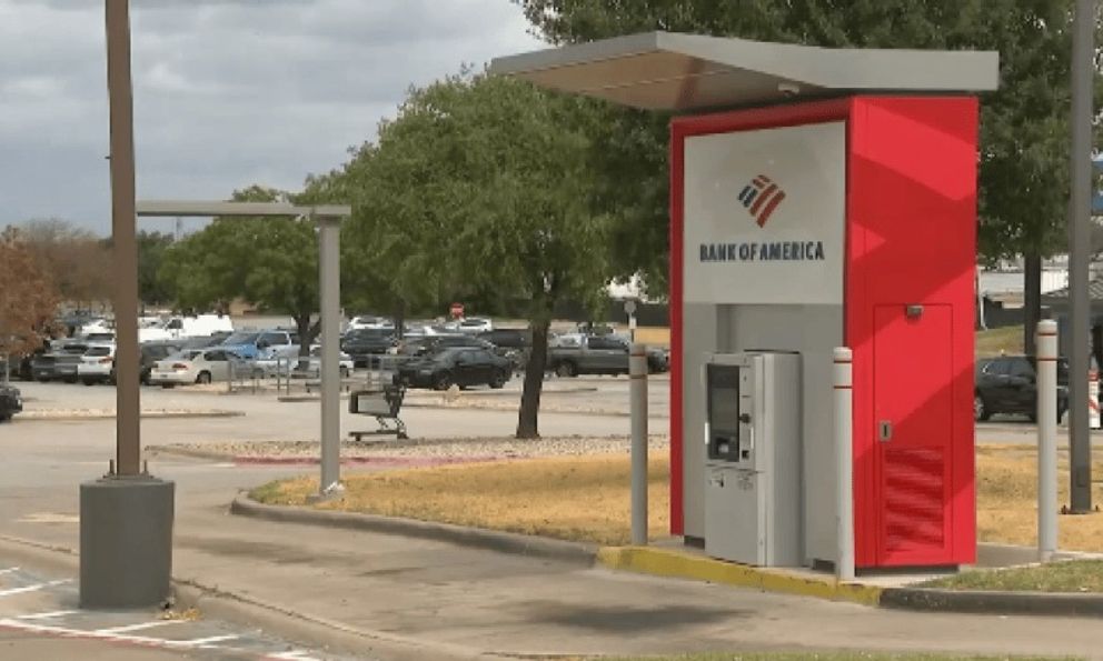 Phát hiện túi chứa hơn 3 tỷ đồng tiền mặt nằm chỏng chơ trên nóc cây ATM